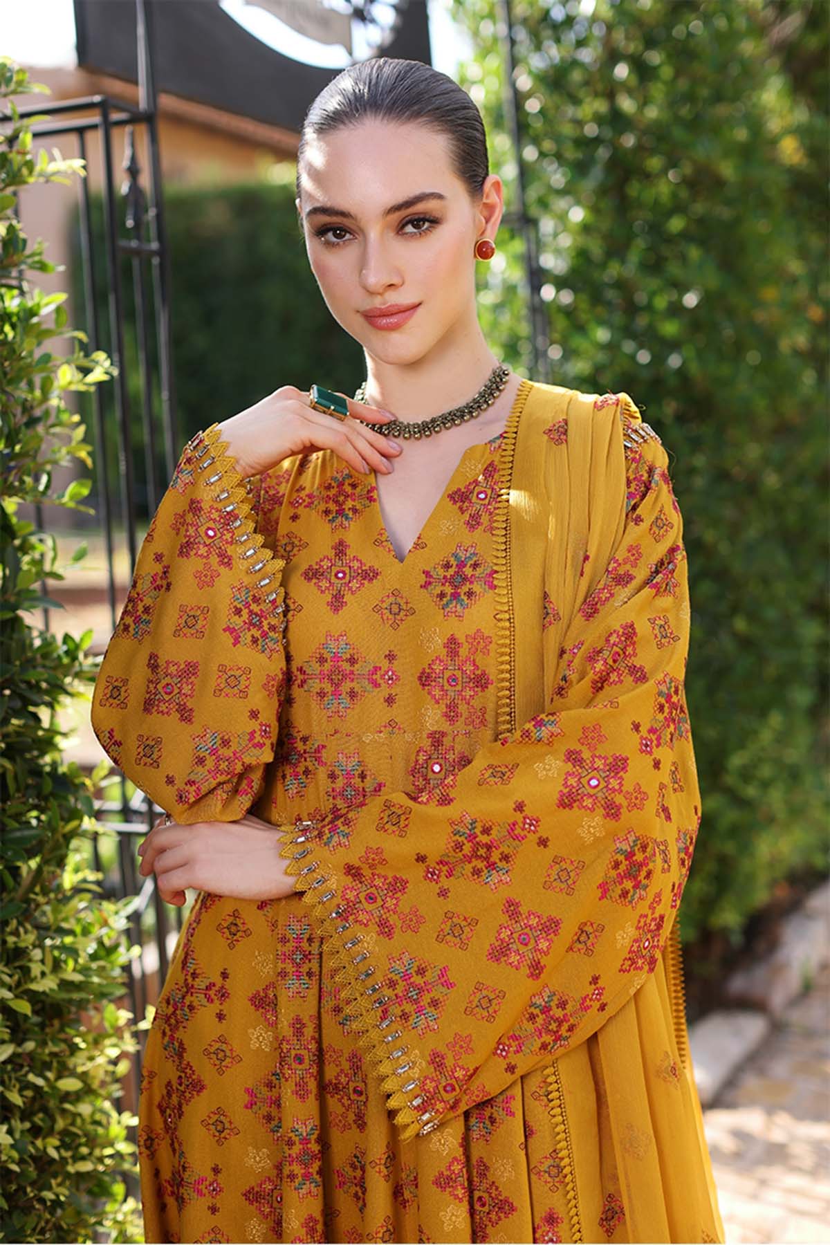 Bareeze Embroidered Lawn 3pc with Embroidered Crinkle Chiffon Dupatta - BS1833